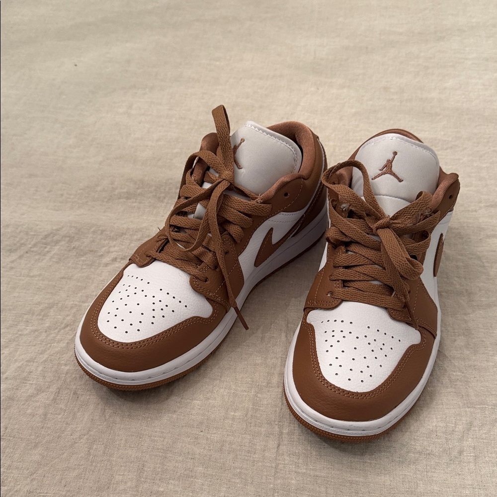 Nike - Jordan Woman’s Sneakers in Brown and White